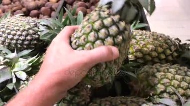 Adam el taze organik tropikal ananas Asya süpermarkette seçme.