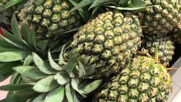 Ananas tropicaux bio frais au supermarché asiatique . — Video