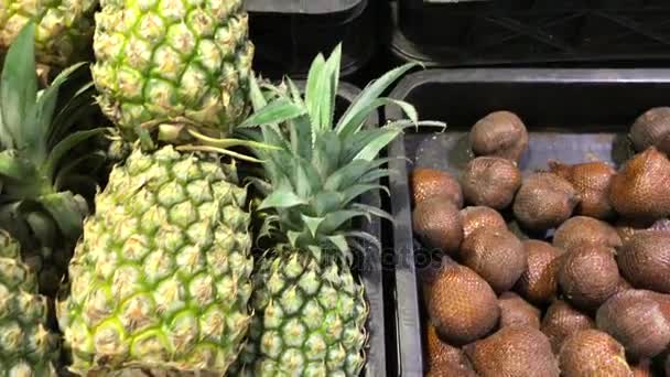 Frescas piñas tropicales orgánicas en el supermercado asiático . — Vídeo de stock