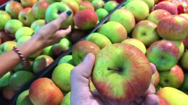 Женщина и мужчина выбирают свежие органические яблоки в супермаркете. Торговый центр в Азии. Продукты питания . — стоковое видео