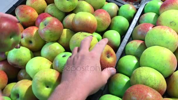 Femme et homme sélectionnant des pommes biologiques fraîches au supermarché. Centre commercial en Asie. Magasins alimentaires . — Video