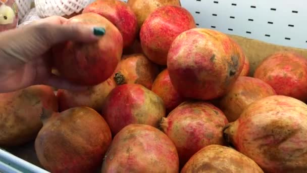 Mujer eligiendo granate rojo orgánico fresco en el supermercado. Mujer mano selección granate . — Vídeos de Stock