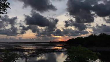 Lembongan tropikal plaj adanın Bali, Endonezya üzerinden günbatımı.