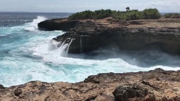 Okyanus dalgaları üzerinde kaya kırma. Lembongan Island, Bali, Endonezya. Okyanus manzara. — Stok video