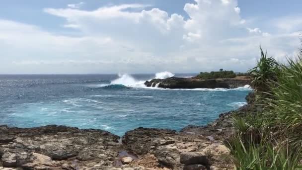 Fale oceanu kruszenia na skałach. Wyspie Lembongan, Bali, Indonezja. Krajobraz Ocean. — Wideo stockowe