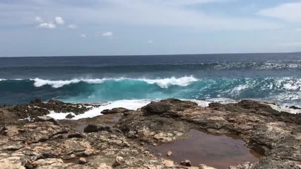 Ondas oceánicas aplastándose contra rocas. Isla de Lembongan, Bali, Indonesia. Paisaje océano . — Vídeo de stock