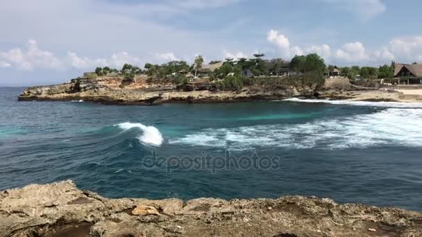 Okyanus dalgaları üzerinde kaya kırma. Lembongan Island, Bali, Endonezya. Okyanus manzara. — Stok video