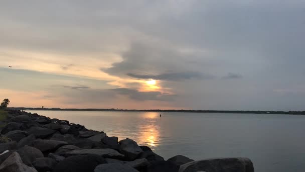 Захід сонця над островом тропічні пляжі Лембонган, Балі, Індонезія. — стокове відео