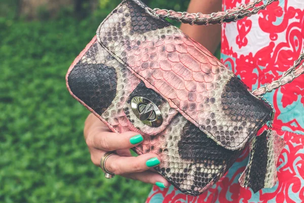 Женские руки с роскошной ручной кожаной сумкой из змеиной кожи. Питонская змея модная сумочка. На открытом воздухе, остров Бали . — стоковое фото