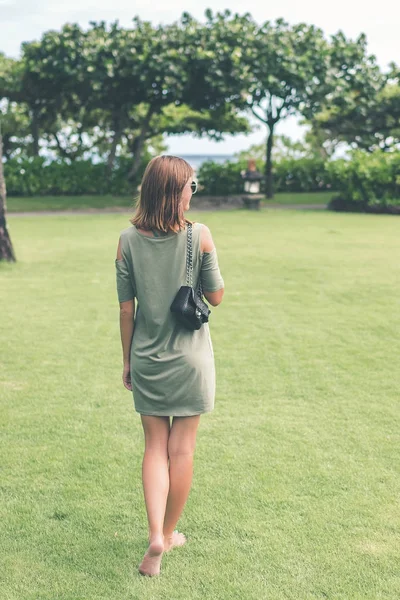 Sexy jeune femme avec sac à main en cuir de serpent fait main de luxe. Sac à main Python serpent à la mode. En plein air, Bali île . — Photo