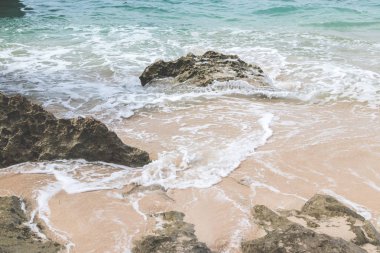 Dalga su sıçramalarına. Tropica lisland. Okyanus manzara.