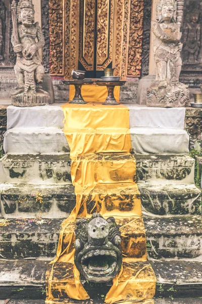 Bali dili tapınağın Hindu taş heykel. Bali, Endonezya'nın tropik ada. — Stok fotoğraf