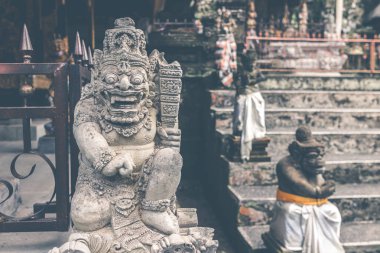 Bali dili tapınağın Hindu taş heykel. Bali, Endonezya'nın tropik ada.