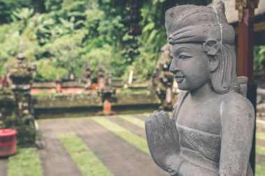Bali dili tapınağın Hindu taş heykel. Bali, Endonezya'nın tropik ada.