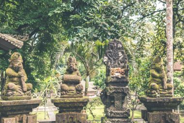 Bali dili tapınağın Hindu taş heykel. Bali, Endonezya'nın tropik ada.