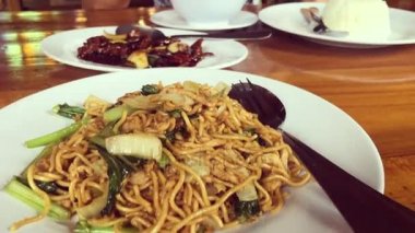 Tom Yum Goong, karides, Balık ve mantar ile baharatlı Tay çorbası yemek kadın. Endonezya dili. Bali Adası. Asya.