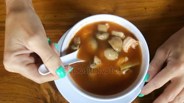 Mujer comiendo Tom Yum Goong, sopa tailandesa picante con camarones, pescado y champiñones. Indonesio. La isla de Bali. Países Bajos . — Vídeo de stock