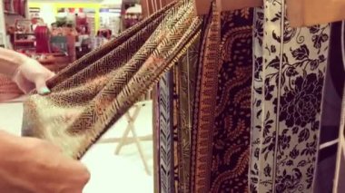 Kadın ipek seçme içinde belgili tanımlık stok. Bali Alışveriş Merkezi, Indnonesia.