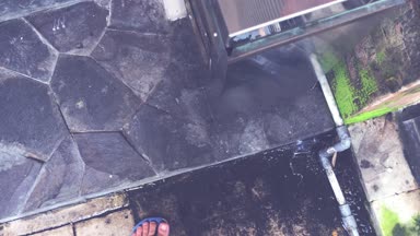 Adam el dışında bir kül tablası sigarada güveç. Bali Adası.