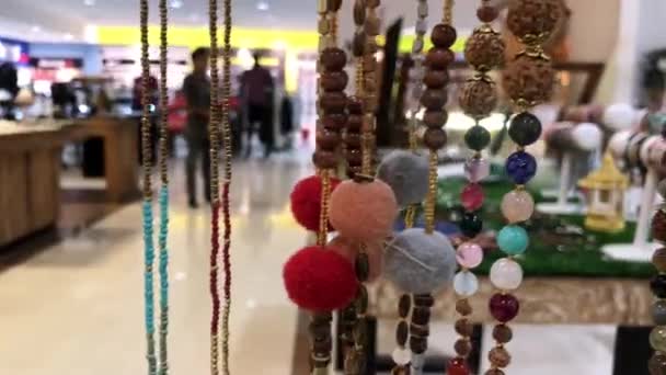 Zbliżenie na rynku biżuterii, Biżuteria Biżuteria Koraliki i bransoletki. Wyspa Bali. Centrum handlowe. — Wideo stockowe