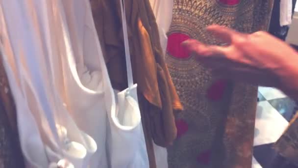 Femme faisant du shopping pour des vêtements. Femme sélectionnant des vêtements dans le centre commercial. Bali île . — Video