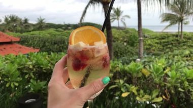 Beyaz sangria ile çilek, portakal ve elma tropikal restoranın dışında. Bali Adası. Sangria tropikal bir arka plan üzerinde.