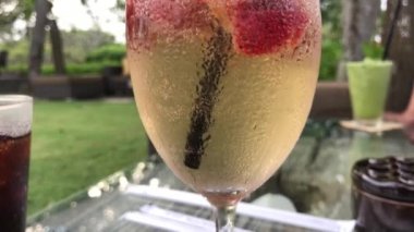 Beyaz sangria ile çilek, portakal ve elma tropikal restoranın dışında. Bali Adası. Sangria tropikal bir arka plan üzerinde.