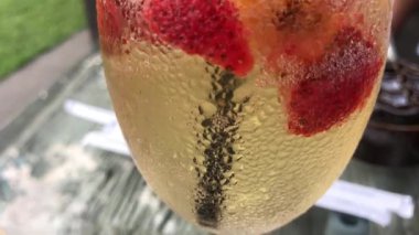 Beyaz sangria ile çilek, portakal ve elma tropikal restoranın dışında. Bali Adası. Sangria tropikal bir arka plan üzerinde.