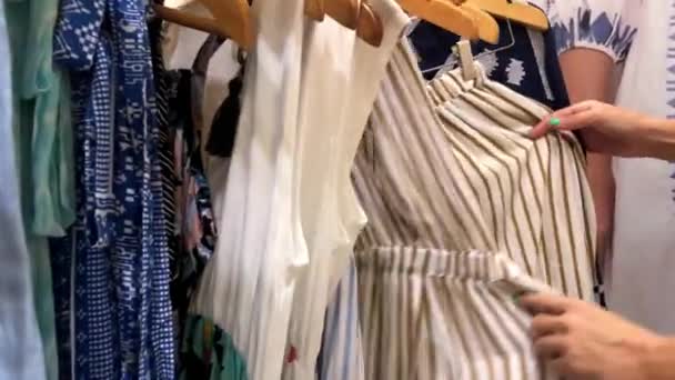 Femme faisant du shopping pour des vêtements. Femme sélectionnant des vêtements dans le centre commercial. Bali île . — Video