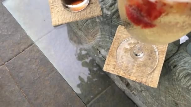 Biały sangria z truskawek, pomarańczy i apple poza tropikalnym restauracja. Wyspa Bali. Sangria na tropikalny tło. — Wideo stockowe