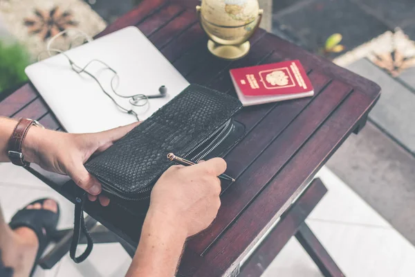 Mann beim Online-Shopping mit Kreditkarte, Laptop und Luxus-Python-Brieftasche. Mann Online-Shopping-Konzept. — Stockfoto
