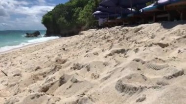Tropik cennet plaj güneşli gün. Yumuşak hareket. 4 k. Bali Adası, Endonezya.