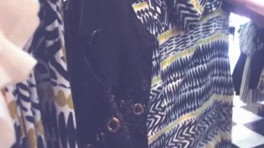 Kadın giyim için alışveriş. Kadın giyim alışveriş merkezinde seçme. Bali Adası.