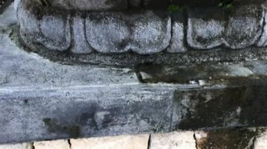 Bali dili heykel tropikal bahçede kapatın. Bali Adası, Endonezya.