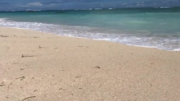 Tropiskt paradis strand på solig dag. Smidig rörelse. 4 k. Bali island, Indonesien. — Stockvideo
