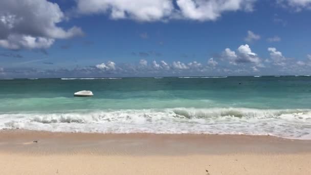 Spiaggia tropicale paradisiaca nella giornata di sole. Movimento liscio. 4K. Isola di Bali, Indonesia . — Video Stock