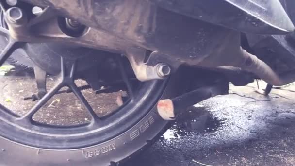 Primer plano de las ruedas de la motocicleta en la carretera. Isla tropical de Bali, Indonesia . — Vídeos de Stock