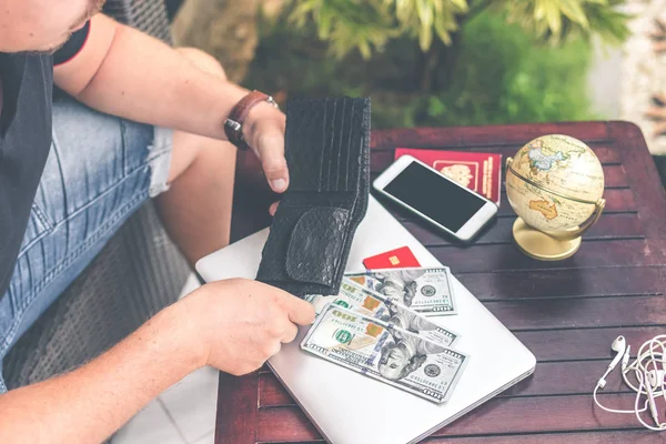 Ember, csinál online vásárlás a hitelkártya, a laptop és a luxus kígyóbőr python pénztárca. Ember online vásárlás koncepció. — Stock Fotó