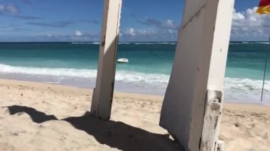 Güneşli bir gün, tropikal sahilinde açılan kapı. Özgürlük seyahat kavramı. Bali Adası.