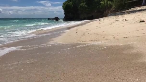 Τροπικός Παράδεισος παραλία ηλιόλουστη μέρα. Ομαλή κίνηση. 4 k. νησί του Μπαλί, Ινδονησία. — Αρχείο Βίντεο