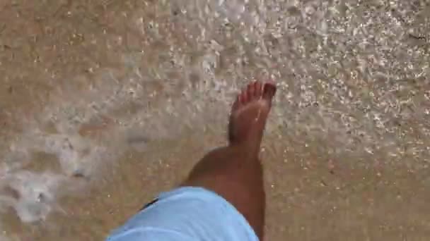 Homme marchant sur une plage paradisiaque tropicale par temps ensoleillé. Mouvement en douceur. 4K. Bali île, Indonésie . — Video