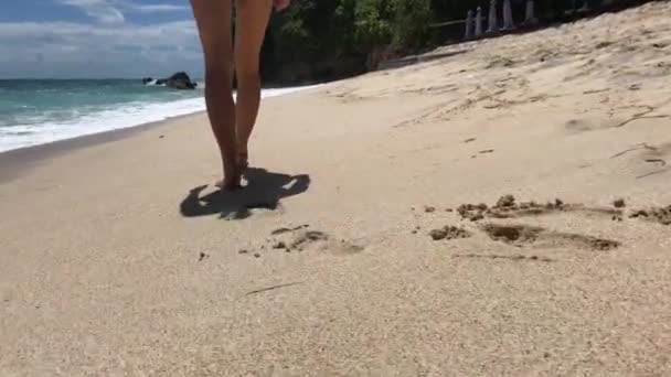 Kvinnliga fötter gå barfota på den tropiska stranden Bali island, Indnonesia. — Stockvideo