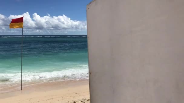 Junge frau am strand einer tropischen insel bali, indonesien. — Stockvideo