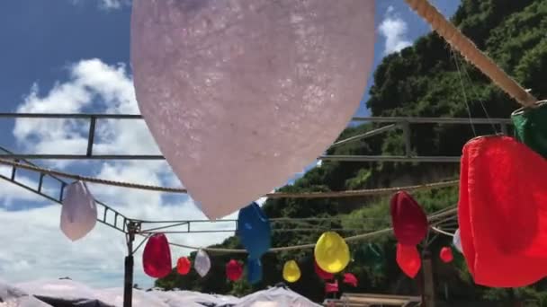 Spiaggia tropicale paradisiaca nella giornata di sole. Movimento liscio sulle decorazioni da spiaggia. 4K. Isola di Bali, Indonesia . — Video Stock