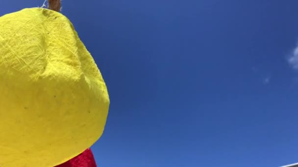 Trópusi paradicsomban strandon süt a nap. Gördülékeny mozgásmegjelenítés dekorációk strand felett. 4 k. Bali szigetén, Indonézia. — Stock videók