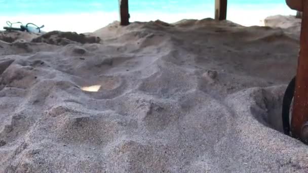 ターコイズ ブルーの海の背景、完璧な夏休みに空のビーチの椅子。バリ島、インドネシア。美しい背景。旅行では、コンセプトをおくつろぎください。ソフト モーション 4 k. — ストック動画