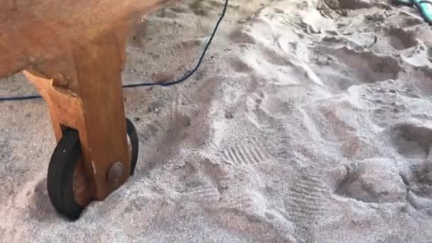 Mladí woamn na dovolené na pláži židli na ostrově tropical beach Bali, Indonésie. — Stock video
