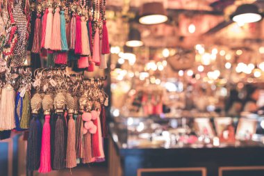 Depodaki kadınlar Bijuteri aksesuarları. Bali Adası.