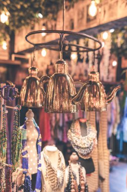 Depodaki kadınlar Bijuteri aksesuarları. Bali Adası.