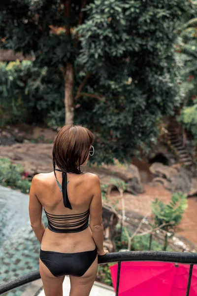 Jonge vrouw op een tropische rivier achtergrond. Bali eiland. — Stockfoto